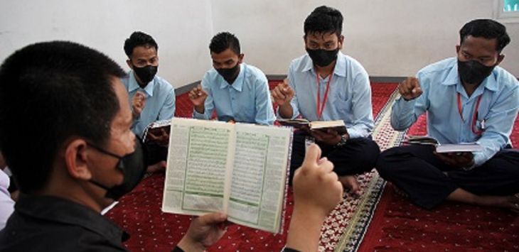 Penyandang disabilitas rungu wicara membaca Alquran menggunakan bahasa isyarat saat Pesantren Kilat Ramadhan di Pusat Pelayanan Sosial Griya Harapan Difabel Dinsos Jabar, Kota Cimahi, Rabu (13/4). (FOTO: TAOFIK ACHMAD HIDAYAT/RADAR BANDUNG)