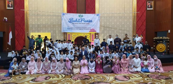 Ikatan Istri Karyawan (IIK) BPJS Ketenagakerjaan BPJS Ketenagakerjaan Bandung Soekarno Hatta foto bersama usai acara buka puasa bersama ratusan anak yatim di Sutan Raja Hotel, Soreang, Kabupaten Bandung, Jumat (22/4/2022). (Foto: Dok BPJS Ketenagakerjaan Bandung Soekarno Hatta)