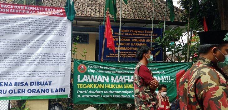 Muhammadiyah pertahankan rumah wakaf milik Salim Rosyidi yang telah diwakafkan kepada Panti Asuhan Muhammadiyah Kuncup Harapan. (Foto: Murwani Rokhayati/ Radar Bandung)