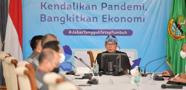 Gubernur Jawa Barat Ridwan Kamil bersama Direktur Utama PT Kereta Cepat Indonesia China, Dwiyana Slamet Riyadi membahas persiapan uji coba Kereta Cepat Jakarta-Bandung. (ist)