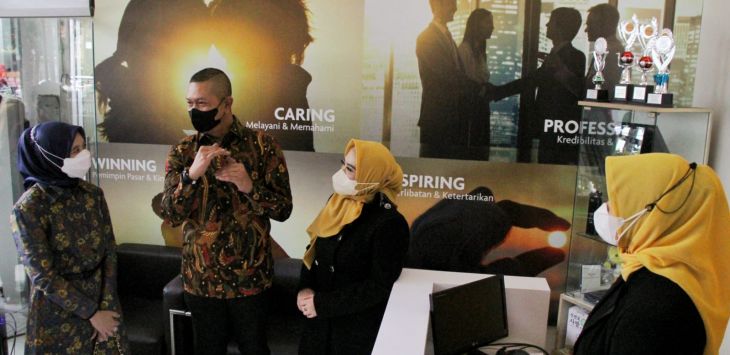 CHIEF Shariah Business PT Sun Life Financial Indonesia (Sun Life) Norman Nugraha (tengah) berbincang dengan Wakil Ketua DPRD Provinsi Jawa Barat Ineu Purwadewi Sundari (kiri) dan pemilik Kantor Pemasaran Mandiri Sun Life Syariah Bandung Eka Pujiasih usai meresmikan Kantor Pemasaran Mandiri (KPM) Sun Life Syariah terbaru, di Bandung, Jawa Barat, Jumat (1/4/2022). (FOTO: TAOFIK ACHMAD HIDAYAT/RADAR BANDUNG)