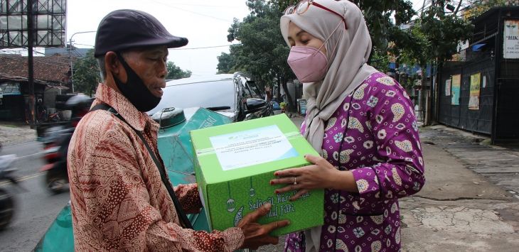 BPJAMSOSTEK Bandung Suci bagikan puluhan paket sembako. (DOK/ BPJS Ketenagakerjaan Bandung Suci)