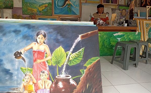 SUASANA: Pelukis dan pemilik sanggar rahayu, Dadang Sukmana alias Abah Anclong saat ditemui digaleri miliknya. Kamis (7/4/2022). (FOTO: NUR ILHAM NATSIR/RADAR BANDUNG)
