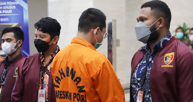 Bareskrim Polri menampilkan tersangka kasus penipuan dan tindak pidana pencucian uang (TPPU) Indra Kesuma alias Indra Kenz terkait aplikasi Binomo. (ist)