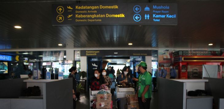 KEDATANGAN: Penumpang pesawat dari Kualanamu, Medan tiba di Bandara Husein Sastranegara, Kota Bandung.

TAOFIK ACHMAD HIDAYAT/RADAR BANDUNG