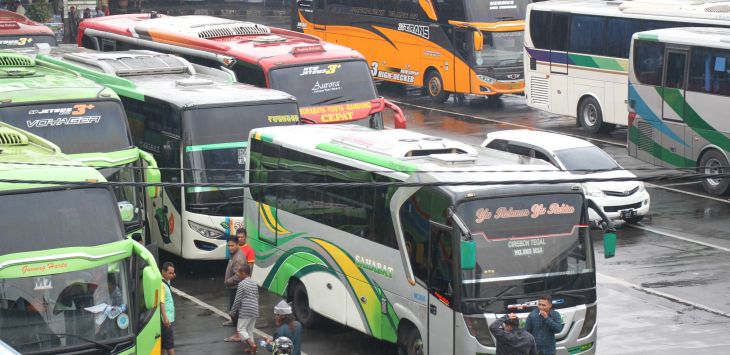 ILUSTRASI : Deretan bus terparkir di Terminal Cicaheum, Jalan AH. Nasution, Kota Bandung. 
TAOFIK ACHMAD HIDAYAT/RADAR BANDUNG 
