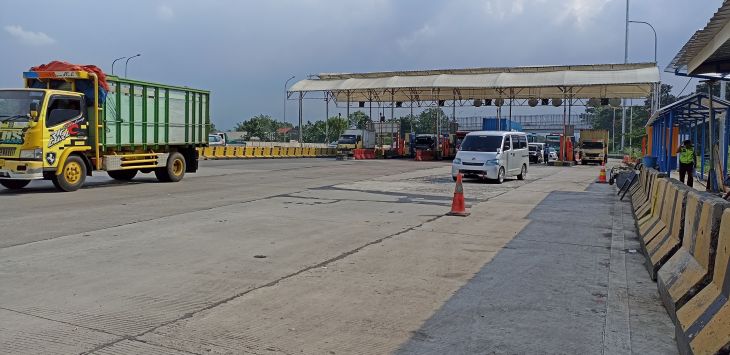 LANCAR: Jelang lebaran, Arus mudik di jalur Tol Cileunyi masih terpantau lancar, Senin (25/4).
NUR ILHAM NATSIR/ RADAR BANDUNG