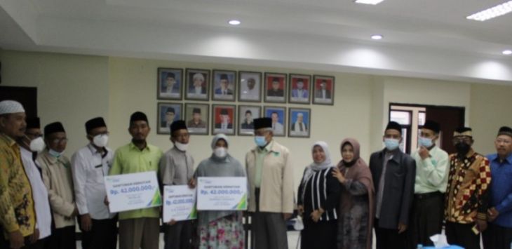 BPJS Ketenagakerjaan Cabang Pratama Deltamas menyerahkan santunan kepada Ahli waris Pengurus MUI di Kabupaten Bekasi yang meninggal karena sakit. (ist)