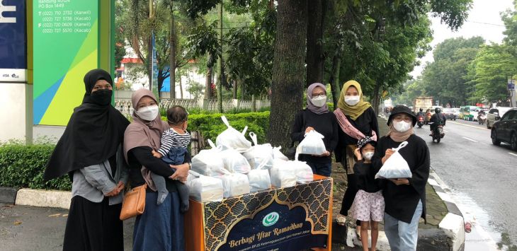 Ikatan Istri Karyawan (IIK) BPJS Ketenagakerjaan Kanwil Jawa Barat saat membagikan iftar Ramadan di depan kantor, BPJS Ketenagakerjaan Kanwil Jawa Barat, Jalan Jalan PH.H. Mustofa, Kota Bandung. (DOK/ BPJS Ketenagakerjaan Kanwil Jawa Barat)