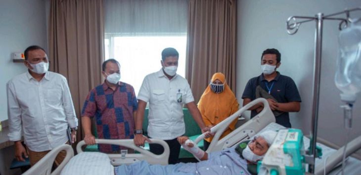 
MENJENGUK: Direktur Utama BPJS Ketenagakerjaan, Anggoro Eko Cahyo didampingi Deputi Bidang Koordinasi Peningkatan Kesejahteraan Sosial Kemenko PMK, Andie Megantara saat menjenguk driver ojol yang mengalami kecelakaan, Zainal, di RS Murni Teguh Medan, Jumat (8/4/2022). (ist)