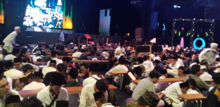 Ratusan santri penghafal Al-Qur-an bisa main seharian di Trans Studio Bandung (TSB), Minggu (17/4/2002). (Foto: Murwani/ Radar Bandung)