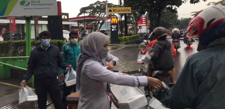 BPJAMSOSTEK Bandung Soekarno Hatta bgagikan takjil di lingkungan kantor di Jalan Soekarno Hatta, Kota Bandung. (Foto: Dok/ BPJAMSOSTEK Bandung Soekarno Hatta)