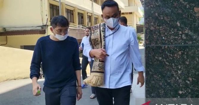 DIPERIKSA: Fakar Suhartami Pratama alias Fakarich tiba di Bareskrim Polri penuhi panggilan penyidik untuk dimintai keterangan sebagai saksi kasus penipuan investaso opsi biner aplikasi Binomo, Senin (4/4/2022). (ist)