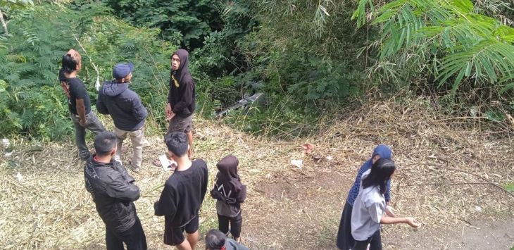 Warga melihat bangkai mobil Kijang Kapsul yang terjun ke jurang di Kampung Pasir Pogor, RT 02 RW 09, Desa Mukapayung, Kecamatan Cililin, KBB, Jumat (29/4/2022). (Hendra Hidayat Rusdaya/Radar Bandung)