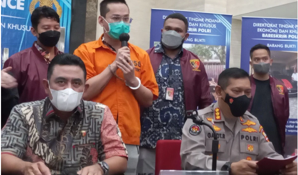 Tersangka Indra Kenz dalam konferensi pers di Bareskrim Polri, Jakarta Selatan, Jumat (25/3). (Foto: Firda Junita/JPNN.com)