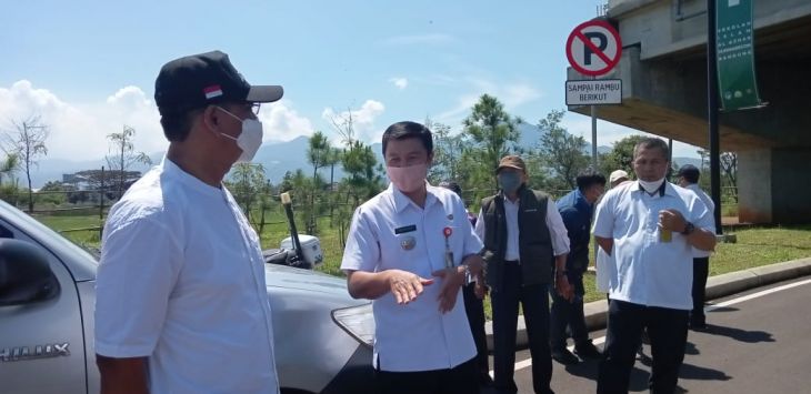 Ketua DPRD Kota Bandung, Tedy Rusmawan meninjau jembatan Jembatan Exit Tol 149 di Summarecon, Kota Bandung, Rabu, (18/5/2022). (Foto: Murwani Rokhayati/ Radar Bandung)