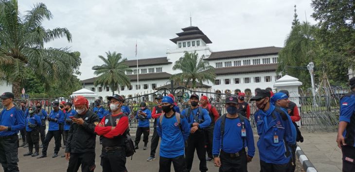 Ribuan buruh tampak melakukan aksi unjuk rasa di depan Gedung Sate Jawa Barat, Bandung.