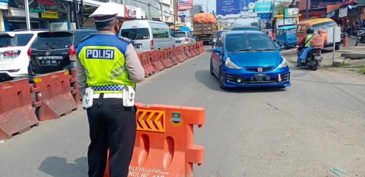 Pemberlakuan CB buka tutup di pertigaan Tagog Padalarang. HENDRA HIDAYAT/ RADAR BANDUNG