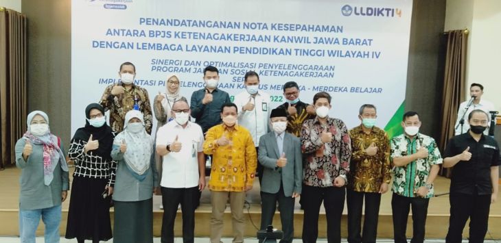 FOTO BERSAMA: Deputi Direktur BPJS Ketenagakerjaan Wilayah Jawa Barat, Suwilwan Rachmat dan Kepala LLDIKTI Wilayah IV, M. Samsuri beserta perwakilan Perguruan Tinggi, foto bersama usai mengikuti kegiatan kerjasama terkait sinergi dan optimalisasi penyelengaraan program jaminan sosial ketenagakerjaan, di Aula BPJS Ketenagakerjaan Kanwil Jabar, Jalan PHH Mustofa, Kota Bandung, Senin (23/5/2022).