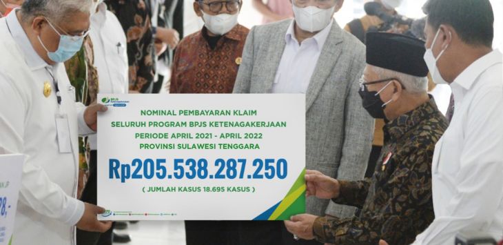 Wakil Presiden Ma'ruf Amin menyerahkan santunan kematian dan manfaat beasiswa pendidikan sebesar Rp1,26 miliar kepada lima ahli waris atau keluarga peserta BPJS Ketenagakerjaan yang meninggal akibat kecelakaan kerja. (ist)