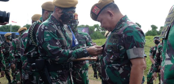 Kepala Staf TNI Angkatan Darat (Ksad), Jenderal TNI Dudung Abdurachman menerima penghargaan menjadi Anggota kehormatan Armed TNI AD ditandai dengan pemakaian Brown Baret, brivet Astros dan jaket Gunner. (ist)