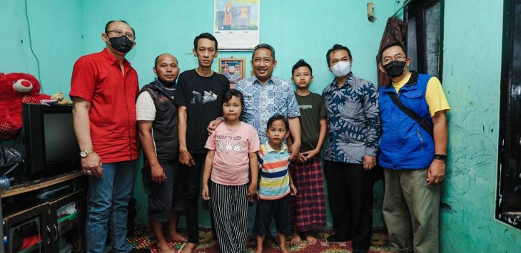 Wakil Ketua DPRD Kota Bandung, Achmad Nugraha beserta Walikota Bandung, Yana Mulyana saat mengunjungi kediaman Arif Susanto (36) di Gang Laksana, Jalan Ahmad Yani, Kota Bandung untuk menyampaikan belasungkawa atas meninggalnya istrinya, Asih Sekarningsih (34). (ist)