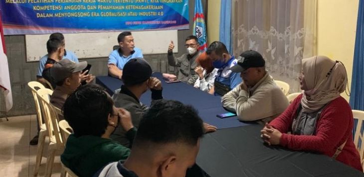 Federasi Serikat Pekerja Seluruh Indonesia (FSPSI) Kabupaten Bandung bersama Peduli Jaringan Tenaga Rakyat (PJTR) melaksanakan kegiatan pelatihan dengan tema 'Melalui PKWT, Kita Tingkatkan Kompetensi Anggota dan Pemahaman Ketenagakerjaan Dalam Menyongsong Era Globalisasi Atau Industri 4.0', Sabtu (30/4/2022). (ist)