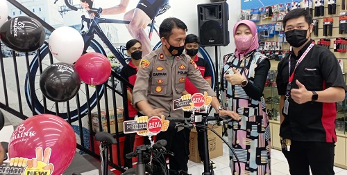 Kapolsek Padalarang Kompol Darwan mencoba salah satu sepeda saat pembukaan gerai Rodalink Cimareme Kab. Bandung Barat. Hadirnya gerai baru ini diharapkan Rodalink dapat turut membantu pemerintah dalam menggalakan program lingkungan hijau berkelanjutan yang efektif mengurangi polusi dan kemacetan.