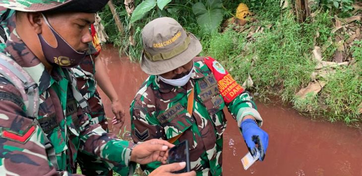 Memeriksa: Satgas Citarum Harum Sektor 9 Sub 3 Padalarang saat memeriksa kandungan air sungai Cimeta, di Padalarang. Hendra Hidayat/ Radar Bandung