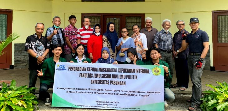 Tim PKM Fisip Unpas foto bersama usai kegiatan literasi digital yang menyasar Kelompok Lansia di Kelurahan Cinunuk, Kota Bandung. (ist)