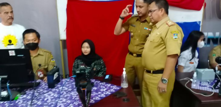 Plt Bupati Kabupaten Bandung Barat Henky Kurniawan saat meninjau pembuatan e-KTP di Disdukcapil KBB. 
HENDRA HIDAYAT/ RADAR BANDUNG