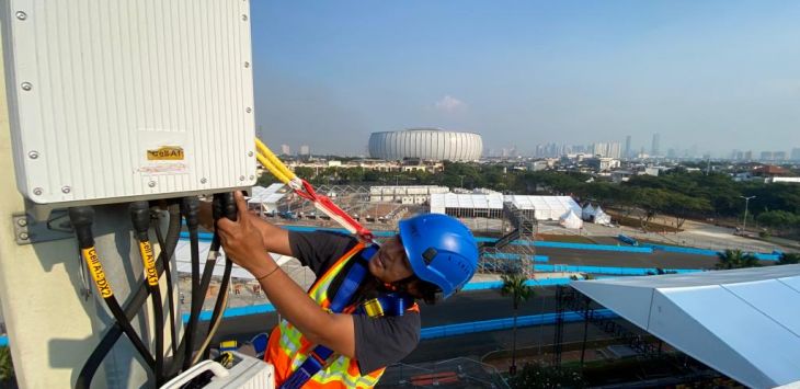 Teknisi sedang bekerja dengan perangkat Base Transceiver Station (BTS) milik XL Axiata dengan latar belakang Sirkuit Formula E di kawasan Ancol, Jakarta Utara, akhir pekan lalu. (ist)