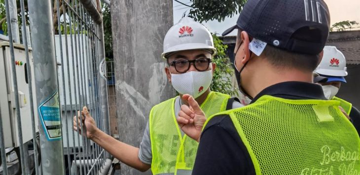 AirPON : Direktur Teknologi & Chief Teknologi Officer XL Axiata, I Gede Darmayusa (kiri helm putih) melakukan kunjungan saat proses implementasikan solusi AirPON pertama di Vila Nusa Indah, Bogor beberapa waktu lalu. (ist)