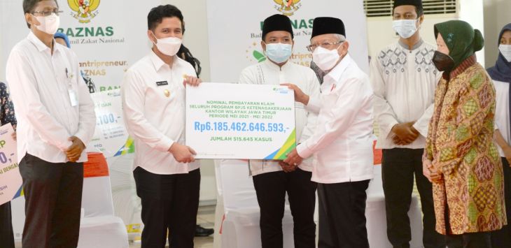 Wakil Presiden Ma'ruf Amin menyerahkan manfaat Program BPJS Ketenagakerjaan (BPJAMSOSTEK) senilai Rp2,2 miliar kepada 10 pekerja di Surabaya. (ist)