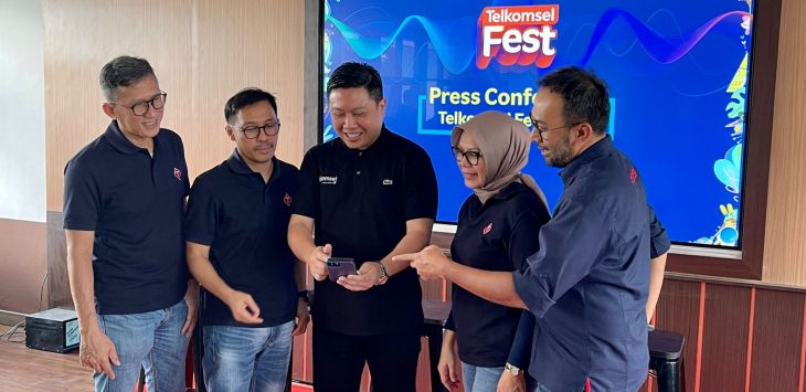 (Dari kiri ke kanan) A Moelky Furqan Vice President Network Service Management Area Jabotabek Jabar
. Gilang Prasetya-Executive Vice President West Area Sales
. Derrick Heng Tze Meng-Direktur Marketing
. Filin Yulia-Vice President Consumer Sales Area Jabotabek Jabar
. Abdullah Fahmi-Vice President Brand and Marketing Communications usai jumpa pers gelaran Now Playing Festival 2022 di Aula Brigif Cimahi, Minggu (12/6/2022).
