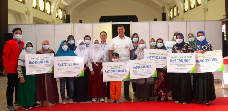 Wakil Presiden Maruf Am'in menyerahkan manfaat Program BPJS Ketenagakerjaan (BPJAMSOSTEK) senilai Rp2,2 miliar kepada 10 pekerja di Surabaya. (ist)