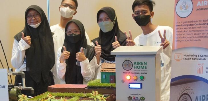 Salah satu pemenang kategori Top Contender dengan produk ciptaan Airen Home dari MAN 3 Tangerang, Rabu (25/05). Solusi Airen Home berfungsi sebagai irigasi pintar yang dapat memonitoring dan controlling air serta kelembapan tanah pada sawah. (ist)