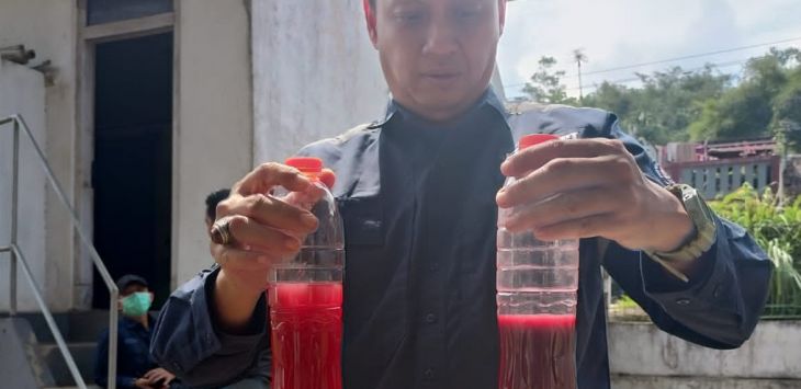 Petugas KLHK menunjukkan dua sampel yang terdiri dari sumber pencemaran dan air sungai yang tercemar di Desa Tagog Apu, Kecamatan Padalarang,  Kabupaten Bandung Barat, Selasa (31/5/2022).

 (Foto: Satgas Citarum for Radar Bandung)