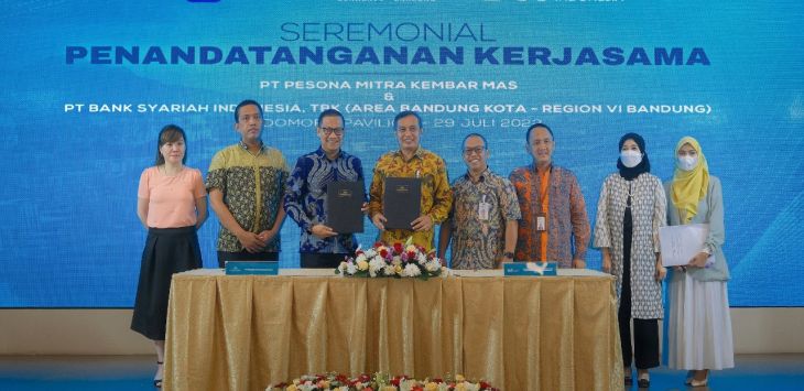 Perwakilan PT Pesona Mitra Kembar Mas dan PT Bank Syariah Indonesia Tbk. berfoto bersama menunjukan dokumen perjanjian kerjasama (Dok. Podomoro Park)