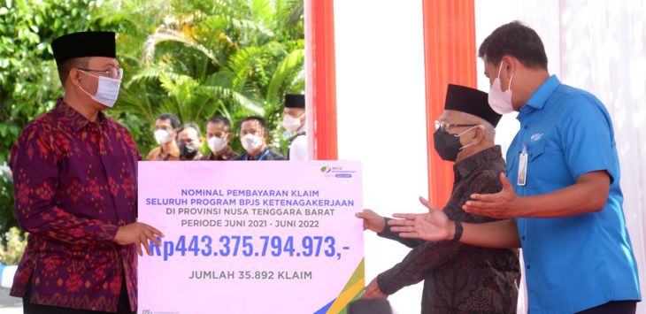 SANTUNAN: Wakil Presiden Ma'ruf Amin menyerahkan santunan program BPJS Ketenagakerjaan (BPJAMSOSTEK) senilai Rp443 miliar yang secara simbolis diterima oleh Gubernur Nusa Tenggara Barat (NTB) Zulkieflimansyah. (ist)