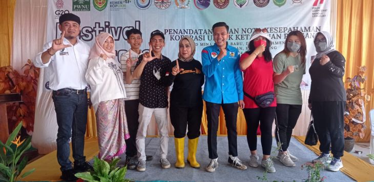 Kegiatan Festival Mangrove Gangga-Cilamaya (FMGC) oleh Alumni SMAN 24 Bandung, Minggu (24/7/2022). 
