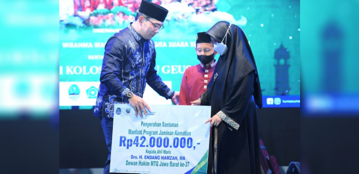 Gubernur Jawa Barat, Ridwan Kamil menyerahan santuan manfaat Program Jaminan Kematian (JKM) dari BPJS Ketenagakerjaan atau BPJAMSOSTEK sebesar Rp42 juta kepada ahli waris KH Endang Hamzah. (ist)