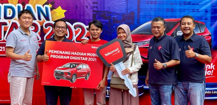 Telkomsel Area Jabotabek Jabar memberikan hadiah Grand Prize 1 unit mobil kepada pemenang Program DigiSTAR 2021 yaitu outlet dari TAP Limbangan cluster Garut atas nama Yulia Cell.  (ist)