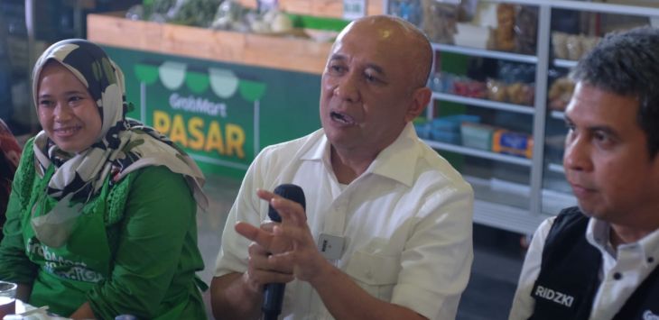Menteri Koperasi dan UKM Indonesia Teten Masdauki (tengah) duduk diantara Siska Pedagang Agung Sayur,merchant GrabMart (kiri) dan President Grab Indonesia, Ridzki Kramadibrata (kanaN) berbincang pada acara diskusi Kopdar UMKM nasional. (ist)