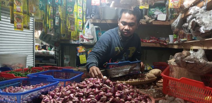 ILUSTRASI: Rosidi pedagang kepokmas di Pasar Atas Kota Cimahi, mempersiapkan barang dagangannya.  AGUNG EKO SUTRISNO/RADAR BANDUNG