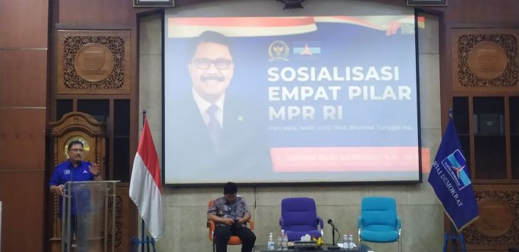 HABIBIE/ RADAR BANDUNG

SOSIALISASI: Anggota DPR/MPR RI, Agung Budi Santoso (ABS) saat memberikan materi di dalam sosialisasi empat pilar di Bandung, kemarin.
