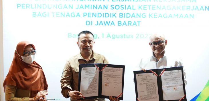 Biro Kesra Provinsi Jawa Barat melakukan perjanjian kerja sama (MoU) dengan BPJS Ketenagakerjaan terkait Perlindungan Jaminan Sosial Ketenagakerjaan bagi tenaga pendidik keagamaan, Senin (1/8/2022).