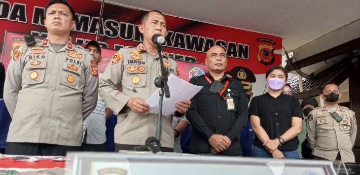 EKSPOSE: Kapolres Cimahi, AKBP Imron Ermawan mengatakan, Satuan Resnarkoba berhasil mengungkap 16 kasus jual beli narkoba, dengan tersangka berjumlah 18 orang, di Kantor Polres Cimahi Jl. Jend. H. Amir Machmud No.333, Cigugur Tengah, Kec. Cimahi Tengah. AGUNG EKO SUTRISNO/ RADAR BANDUNG