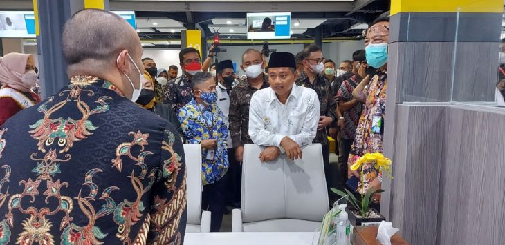 Wakil Gubernur Jawa Barat, Uu Ruzhanul Ulum mengunjungi meja layanan BPJS Ketenagakerjaan di Mal Pelayanan Publik (MPP) Kota Bandung, Selasa (23/8/2022). (Foto: DOK. Humas BPJS Ketenagakerjaan Bandung Suci)