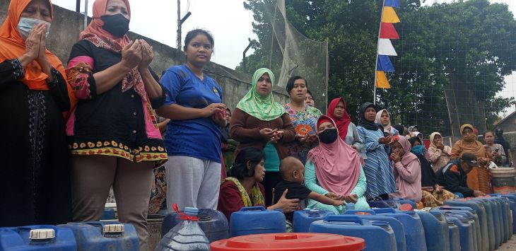 SUASANA: Ratusan warga Kampung Cikandang, Desa Cimareme, Kecamatan Ngamprah, Kabupaten Bandung Barat (KBB) mengantre untuk mendapat pasokan air bersih dari rantis water cannon Polres Cimahi. AGUNG EKO SUTRISNO/RADAR BANDUNG 